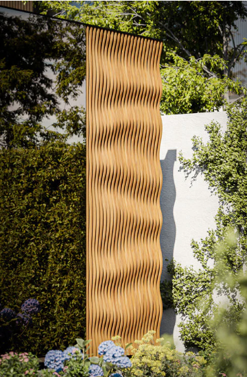 Wooden privacy screen with wavy pattern in outdoor setting
