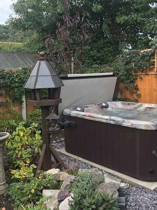 Quattro 4-Person Hot Tub – Compact Spa with Lounger and Captain’s Chair